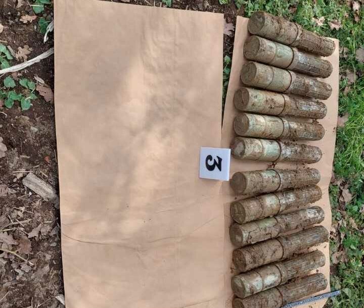 (FOTO) U pretresu pronađena minsko-eksplozivna sredstva: Uhapšen osumnjičeni za postavljanje EKSPLOZIVA u gliser u Srpcu