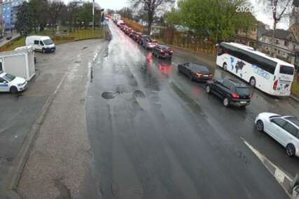 DUGE KOLONE U OBA PRAVCA Na ovim graničnim prelazima ogromne gužve na ulazu i izlazu iz BiH