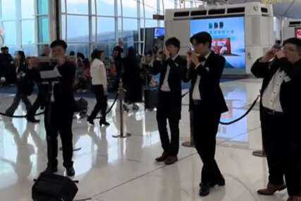 (VIDEO) "Da nas nema, trebalo bi nas izmisliti" Sara na aerodromu u Hong Kongu začula POZNATU MELODIJU, a kada je vidjela odakle dolazi nije mogla da povjeruje