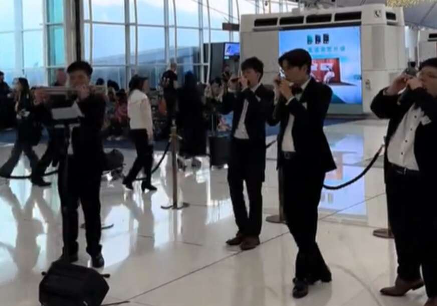 (VIDEO) "Da nas nema, trebalo bi nas izmisliti" Sara na aerodromu u Hong Kongu začula POZNATU MELODIJU, a kada je vidjela odakle dolazi nije mogla da povjeruje