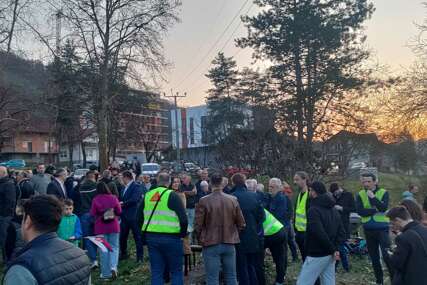 (FOTO) "Očekujemo pozitivne odgovore nadležnih" Održan protest građana najvećeg naselja u Banjaluci