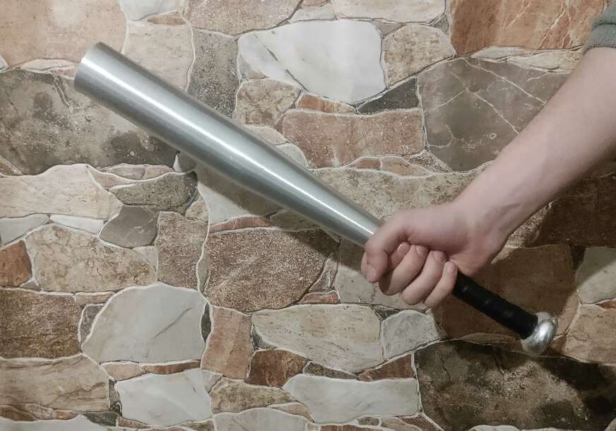 Bejzbol palica, policija, mučenje, tuča