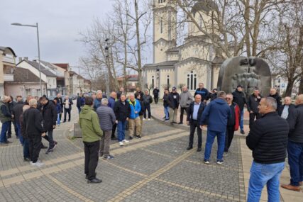 (VIDEO, FOTO) SPREMNI DA REAGUJU Za danas najavljena smotra „bojovnika“ HVO u Derventi, na licu mjesta i borci Republike Srpske