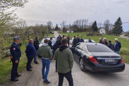 (VIDEO) Policija u pripravnosti: Srpski borci se uputili ka groblju u Modranu