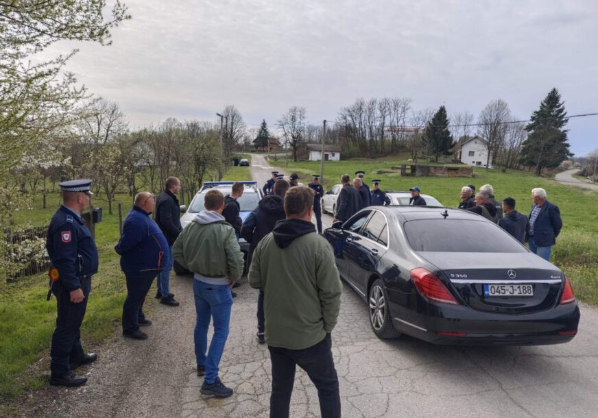 (VIDEO) Policija u pripravnosti: Srpski borci se uputili ka groblju u Modranu