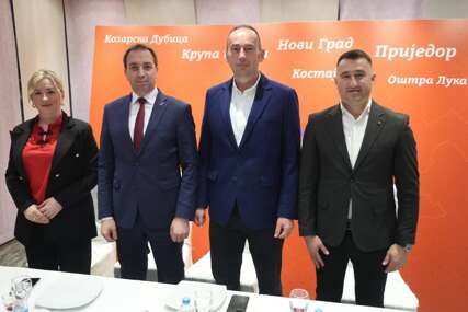 (FOTO) "SPS nastavlja da raste" Odbornici i kompletan opštinski odbor SP pristupili Selakovoj partiji