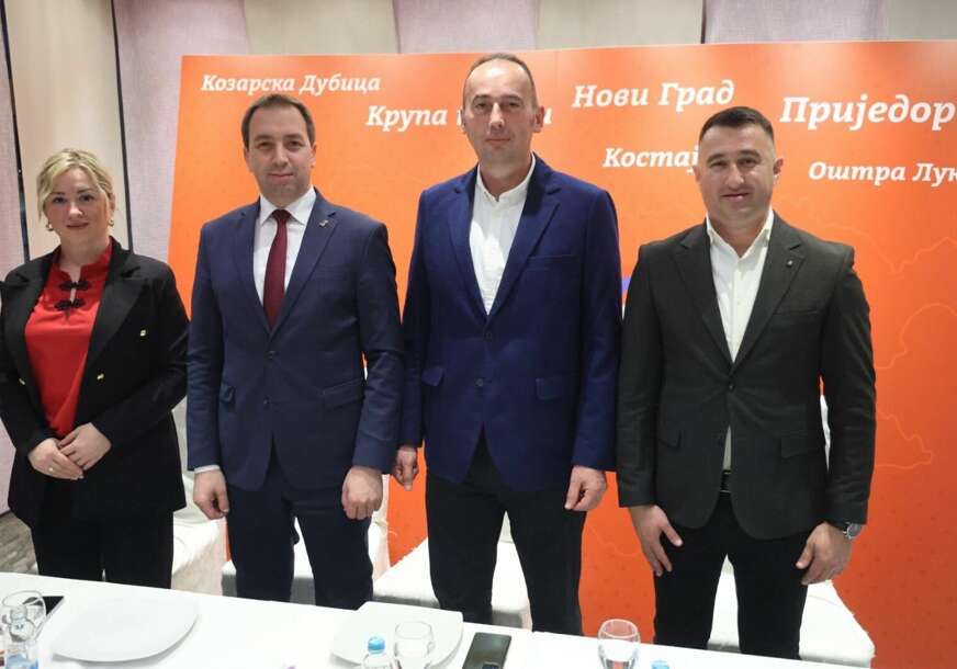 (FOTO) "SPS nastavlja da raste" Odbornici i kompletan opštinski odbor SP pristupili Selakovoj partiji