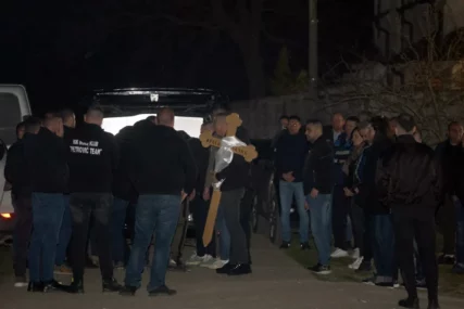 (FOTO) Jecaji majke i udovice paraju nebo: Tijelo Dragana Lazića STIGLO U BIJELOM KOVČEGU u Brestaču, pjevač nijem od bola