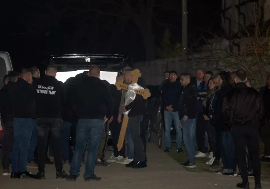 (FOTO) Jecaji majke i udovice paraju nebo: Tijelo Dragana Lazića STIGLO U BIJELOM KOVČEGU u Brestaču, pjevač nijem od bola