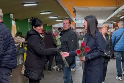 (VIDEO) Trivićeva dijelila ruže damama u Tržnici „Zadovoljstvo je OPUŠTENO PRIČATI s našim divnim narodom“