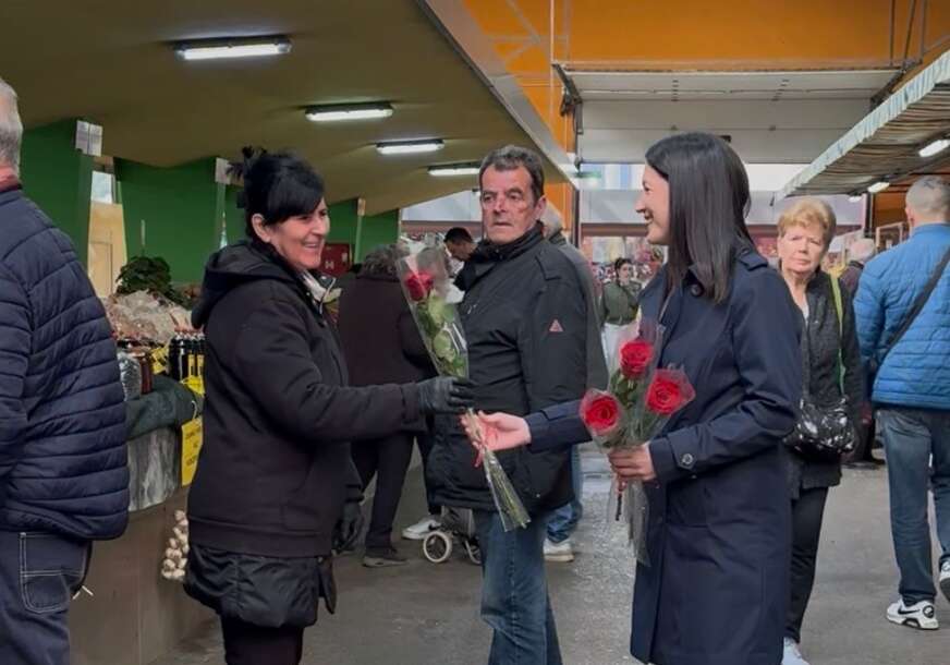 (VIDEO) Trivićeva dijelila ruže damama u Tržnici „Zadovoljstvo je OPUŠTENO PRIČATI s našim divnim narodom“