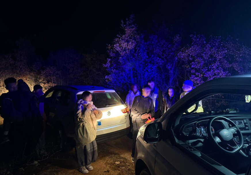 (FOTO) Dron razotkrio automobil sa migrantima: Granična policija BiH spriječila krijumčarenje 9 državljana Turske i Kine