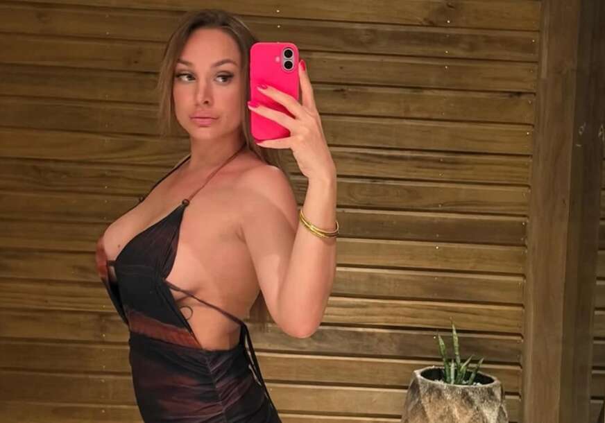 (FOTO) Čeka informacije KAKO DA DOĐE KUĆI: Luna Đogani objavila izazovne selfije u mini haljini sa dubokim dekolteom