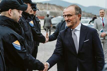 (FOTO) Za sada je raspoređeno 80 službenika, BIĆE IH JOŠ: EU ambasador Soreka u posjeti službenicima FRONTEX na granici u BiH