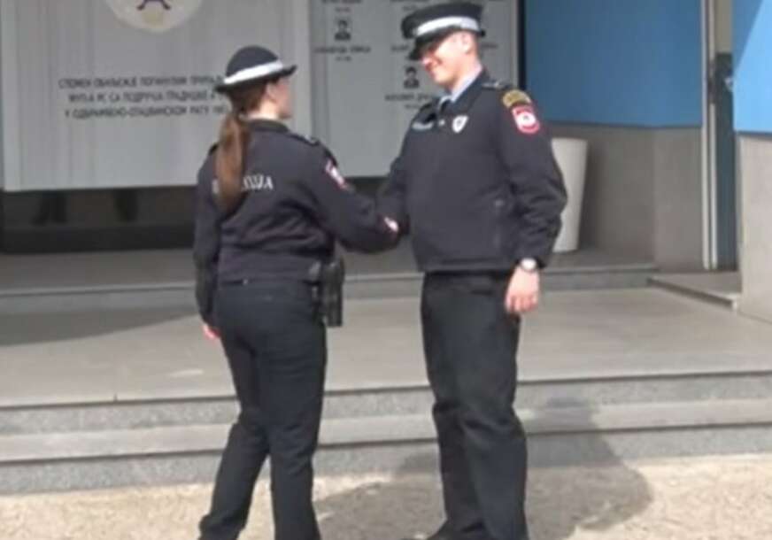 (VIDEO, FOTO) RAME UZ RAME U PLAVOJ UNIFORMI Brat i sestra iz Srpca zajedno grade policijsku karijeru