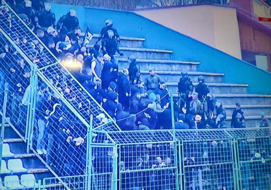 Prekinut susret Pecari: Navijači Željezničara se sukobili sa policijom