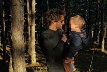 (FOTO) Tata i sin ne skidaju osmijeh: Glumac pokazao kako provodi vrijeme SA NASLJEDNIKOM U ŠUMI