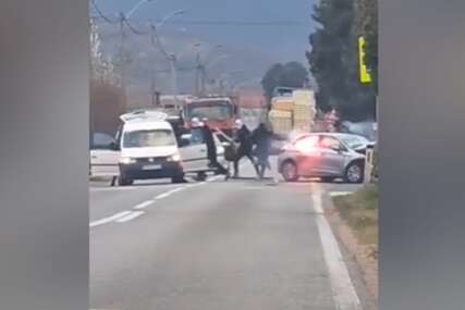 Jedna osoba povrijeđena: Još uvijek se traga za huliganima koji su bakljama zapalili automobil kod Mostara