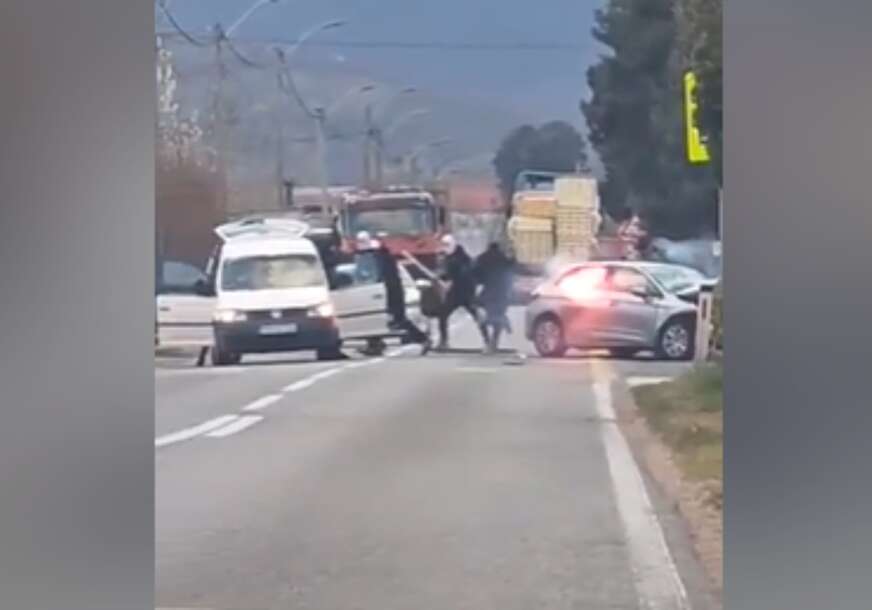 Jedna osoba povrijeđena: Još uvijek se traga za huliganima koji su bakljama zapalili automobil kod Mostara