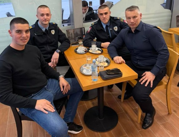 (FOTO) "Kafa sa pripadnicima reda i mira!" Nešić objavio fotografiju i poručio da SIGURNOST I STABILNOST nemaju cijenu