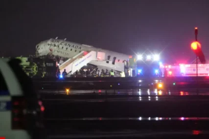 (VIDEO) Prepolovljen avion sa 100 putnika unutra: Jeziva NESREĆA NA AERODROMU, letjelica se sudarila sa vozilom pri slijetanju