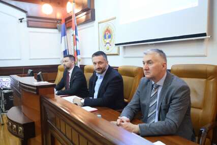 (FOTO) Pauza na samom startu vanredne sjednice: Zatraženo još jedno poskupljenje za stanovnike Banjaluke, evo o čemu se radi