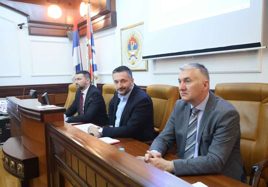 (FOTO) Pauza na samom startu vanredne sjednice: Zatraženo još jedno poskupljenje za stanovnike Banjaluke, evo o čemu se radi