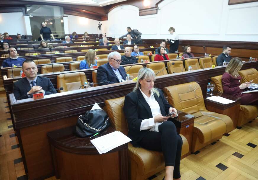 (FOTO) NIŠTA OD POSKUPLJENJA GRIJANJA Stanivuković predložio, komisije odbile, raspravljaće se o većim cijenama za odvoz otpada i kapitalnim investicijama