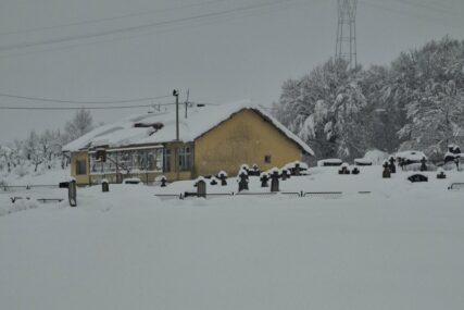 (FOTO) "Bože sačuvaj" Rekavice ZATRPANE  SNIJEGOM, mještani u nevjerici, dotakli se i ljetnog računanja vremena
