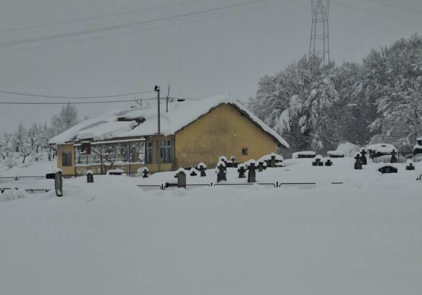 (FOTO) "Bože sačuvaj" Rekavice ZATRPANE  SNIJEGOM, mještani u nevjerici, dotakli se i ljetnog računanja vremena