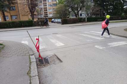 (FOTO) Dva štapa i crvena traka PROTIV NESREĆE? Prizor iz Banjaluke koji podiže pritisak