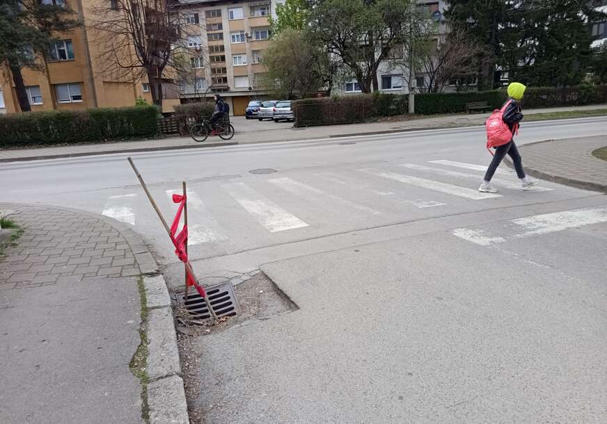 (FOTO) Dva štapa i crvena traka PROTIV NESREĆE? Prizor iz Banjaluke koji podiže pritisak