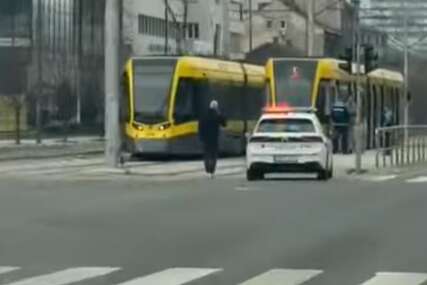 (VIDEO) INCIDENT U SARAJEVU Muškarac pokušao ući u tramvaj, pa ga udarila vrata