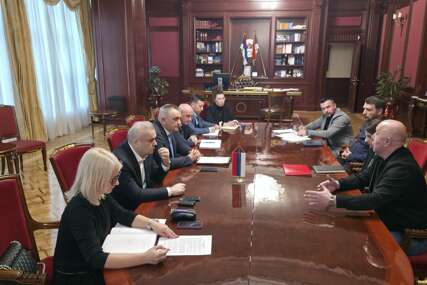 (FOTO) Minić sa sindikalcima i menadžmentom: Odluka Savjeta ministara ključna za budućnost preduzeća „Nova Ljubija“
