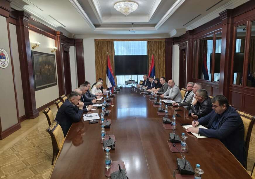 (FOTO) "Razumijem ih" Minić se SASTAO SA PREVOZNICIMA, evo šta je spreman da uradi da im pomogne