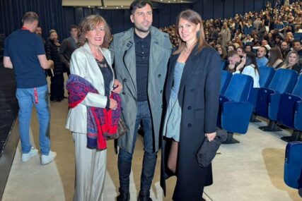 Pojavio se nekadašnji zavodnik sa suprugom: Sve vrvi od poznatih na koncertu Leksingtona, Bane Mojićević u elegantnom odijelu