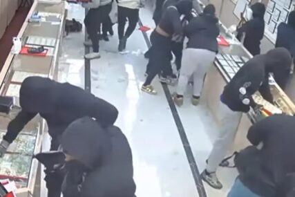 (VIDEO) FILMSKA PLJAČKA  Lopovi za 70 sekundi ukrali nakit vrijedan 1,7 miliona dolara, policija pokrenula istragu