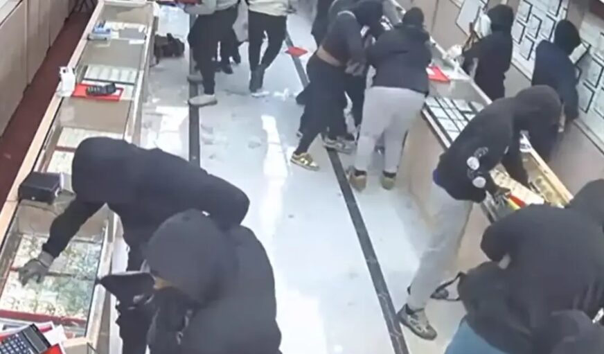 (VIDEO) FILMSKA PLJAČKA  Lopovi za 70 sekundi ukrali nakit vrijedan 1,7 miliona dolara, policija pokrenula istragu