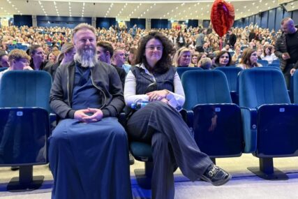 Otac Predrag Popović sa ženom na koncertu: Uživaju u omiljenim numerama, ne skidaju osmijeh sa lica