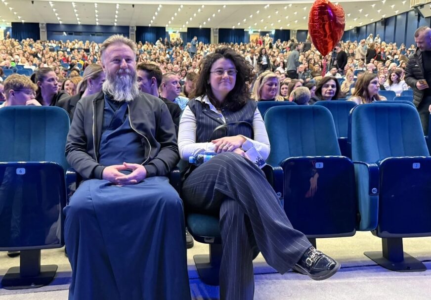 Otac Predrag Popović sa ženom na koncertu: Uživaju u omiljenim numerama, ne skidaju osmijeh sa lica