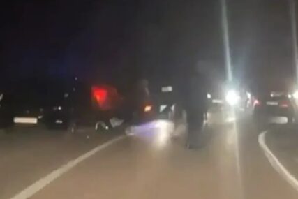 (VIDEO) TEŠKA NESREĆA Sudar dva automobila, saobraćaj potpuno obustavljen