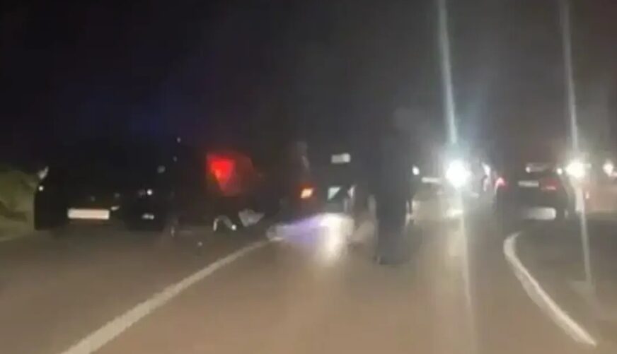 (VIDEO) TEŠKA NESREĆA Sudar dva automobila, saobraćaj potpuno obustavljen