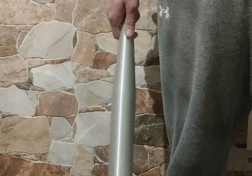 Bejzbol palica, policija, mučenje, tuča