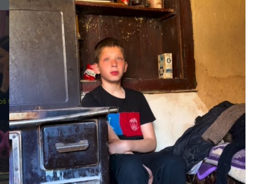 (VIDEO) Slavko, dječak koji radi kao odrasli: Do škole pješači 4,5 kilometra, ŽIVI BEZ KREVETA i sanja loptu koju nema