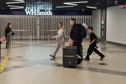 (FOTO) STIGLI U BEOGRAD Sloba Radanović i Jelena sletjeli u Beograd nakon drame na Maldivima, ne skidaju osmijeh