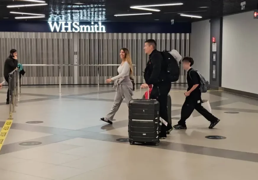 (FOTO) STIGLI U BEOGRAD Sloba Radanović i Jelena sletjeli u Beograd nakon drame na Maldivima, ne skidaju osmijeh