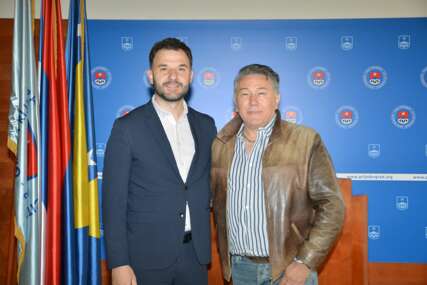 (FOTO) SKANDAL U PRIJEDORU Pjevač osuđen za NASILJE i osumnjičen za PREVARE, pjeva za Dan Grada i slika se za gradonačelnikom