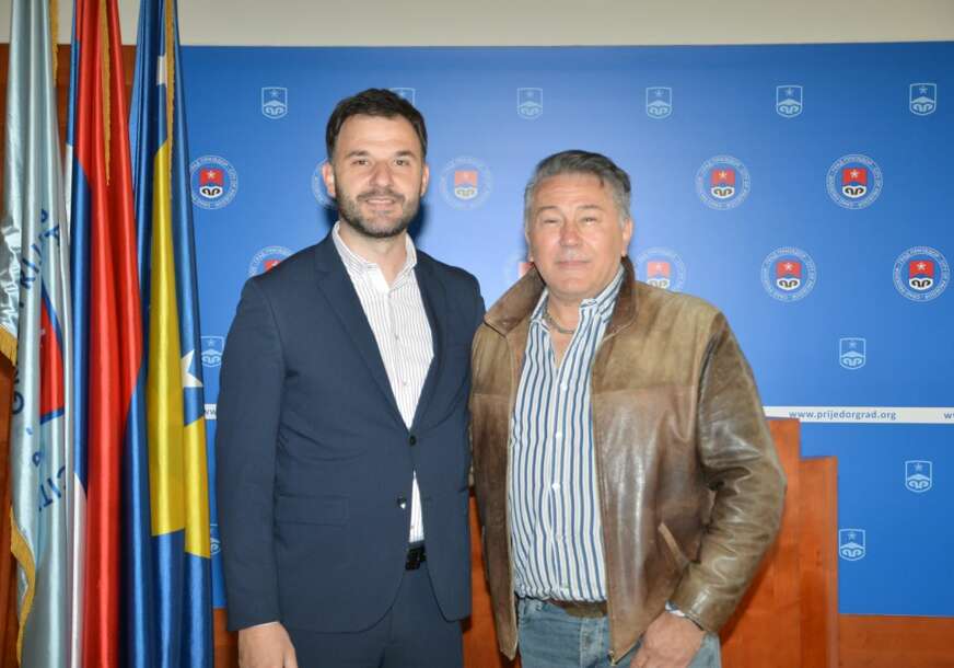 (FOTO) SKANDAL U PRIJEDORU Pjevač osuđen za NASILJE i osumnjičen za PREVARE, pjeva za Dan Grada i slika se za gradonačelnikom