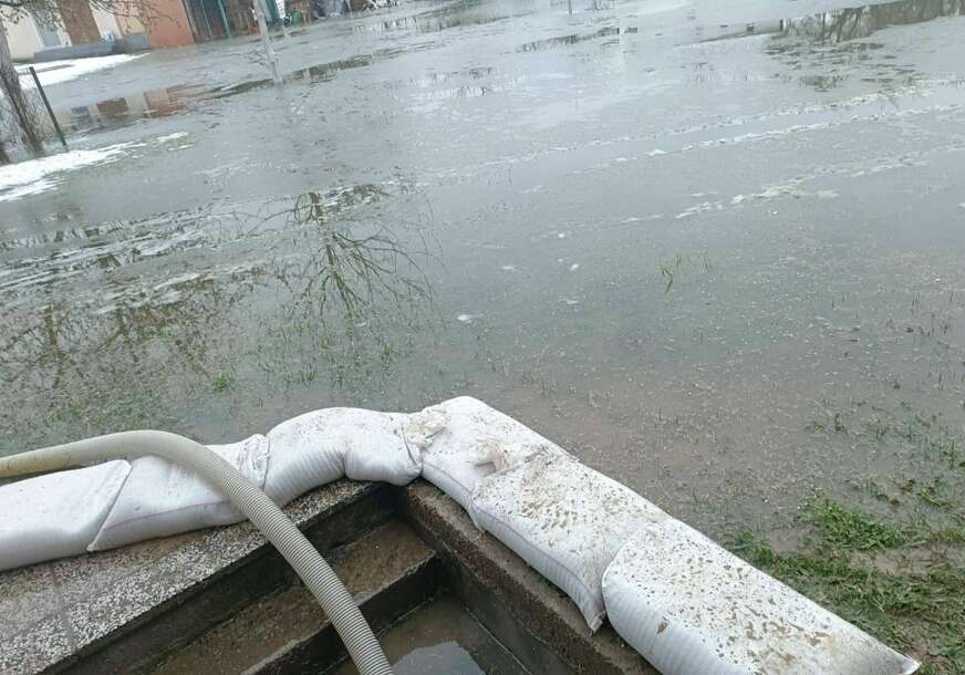 (FOTO) Porast vodostaja rijeka i u Tuzlanskom kantonu: Najteže stanje u Srebreniku, brana Modrac pred prelijevanjem