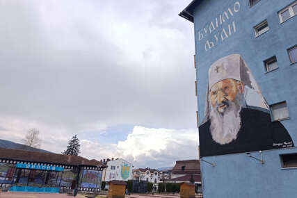 (FOTO) Portret VISOK 7 METARA u centru Šipova: Mural patrijarha Pavla postao mjesto gdje se fotografišu turisti